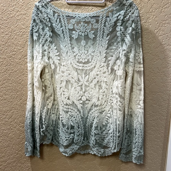 Beautiful shoreline lace sheer top - Picture 4 of 4